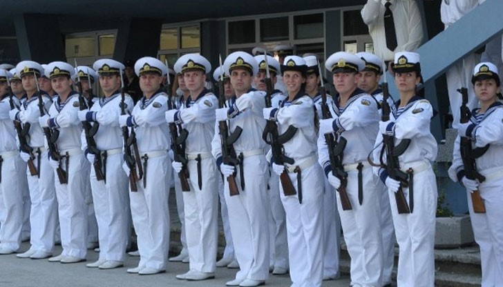 Според  контраадмирал Петев работата във флота става все по-привлекателна за жените