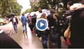 Стотици студенти чакат под дъжда за общежитие на Софийския университет
