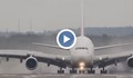 Ураганен вятър подмята най-големият самолет в света при кацане