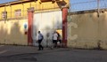 Затворници изпратиха освободените полицаи с викове: Чакаме ви при нас