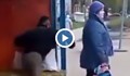 Жена преби алкохолик на автобусна спирка