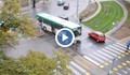 Автобус на градския транспорт кара в насрещното платно