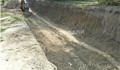Земна маса затрупа работник в 8-метров изкоп
