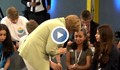 Вижте как бежанци пеят любовна песен на Меркел