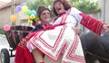 Българка и англичанин се венчаха по стар български обичай - с носии и магарешка каручка