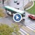 Автобус на градския транспорт кара в насрещното платно
