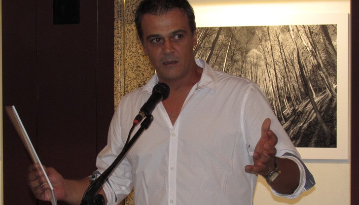 Всяка от снимките носи самостоятелен дух и история, свързани с непознатото и далечното