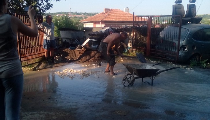 След едноседмичен ремонт, разбити и потрошени дворни части, опасни изкопи и наводнени къщи След едноседмичен ремонт, разбити и потрошени дворни части, опасни изкопи и наводнени къщи