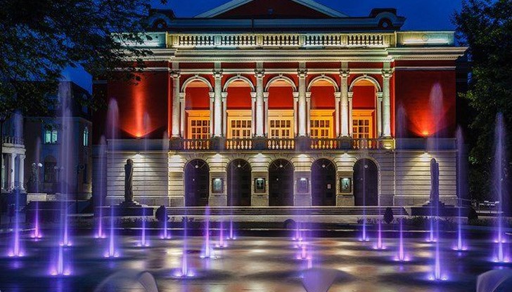 Началният час е 12.00, а мястото – зала Опера