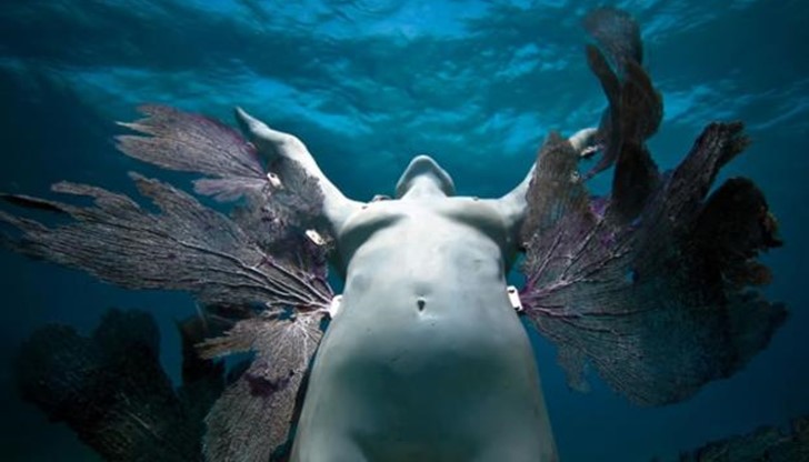 Групата от човешки форми се намира на 8 метра под повърхността на водата в Мексиканския залив