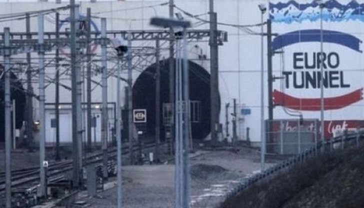 Бежанецът се опитвал да се изкачи на покрива на влака и така да стигне до Англия Бежанецът се опитвал да се изкачи на покрива на влака и така да стигне до Англия