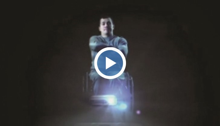 Холограмен образ на мъж в инвалидна количка стряска шофьорите
