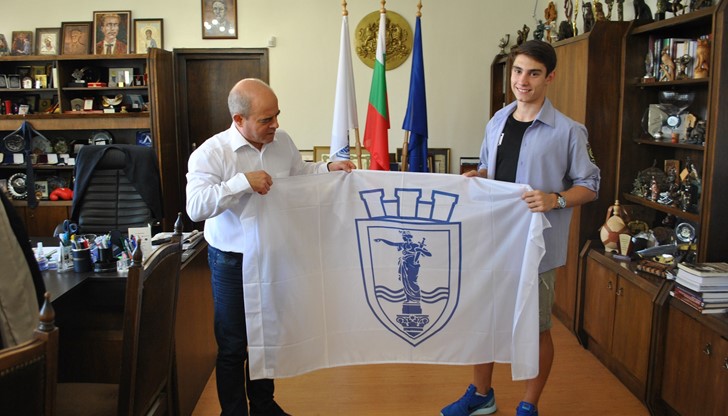 Днес, кметът Пламен Стоилов се срещна с републиканския шампион по триатлон Велизар Велизаров