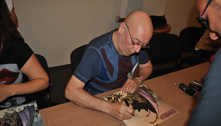 „Публиката да очаква много енергия“, сподели на пресконференция преди концерта Карл Сентънс