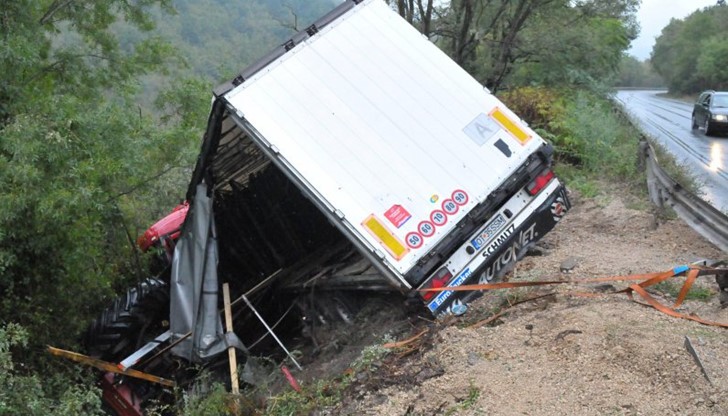ТИР-ът превозвал в ремарке трактор, който при инцидента се е стоварил до влекача