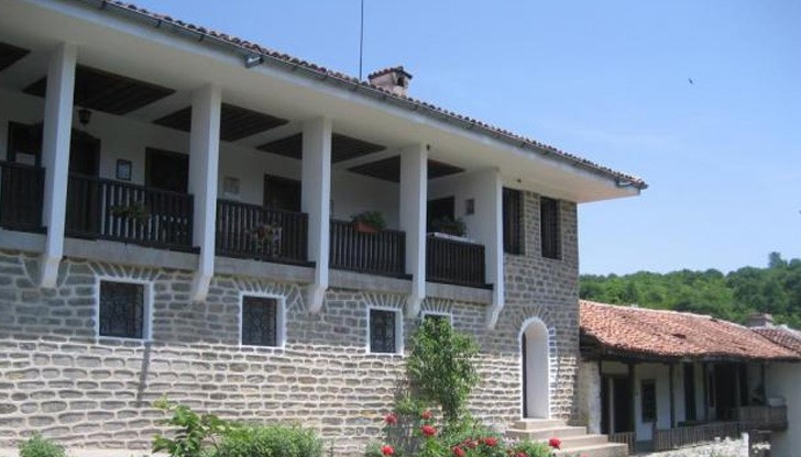 Силният рев и крясъците от сградата огласяха целия двор Силният рев и крясъците от сградата огласяха целия двор