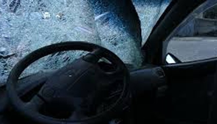 По неизяснени до момента причини, джипът, който се е движил в посока към Шумен е навлязъл в лентата за насрещно движение По неизяснени до момента причини, джипът, който се е движил в посока към Шумен е навлязъл в лентата за насрещно движение