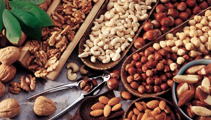 Всички разновидности на ядките съдържат витамини А, Е и от групата В, както и цял комплекс от микроелементи - калий, калций, фосфор и желязо Всички разновидности на ядките съдържат витамини А, Е и от групата В, както и цял комплекс от микроелементи - калий, калций, фосфор и желязо