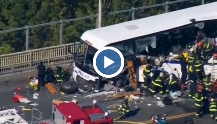 Туристически автобус се с блъснал с друг на мост в Сиатъл