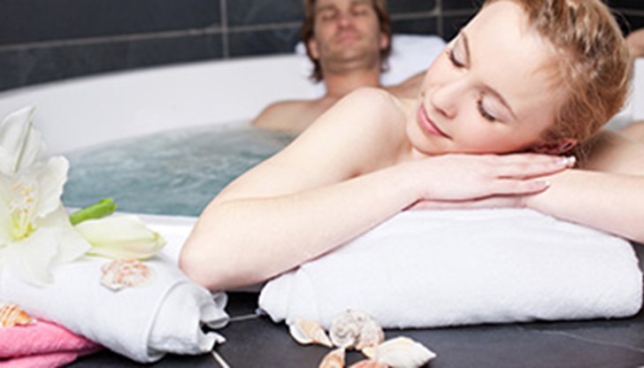 Водата играе важна роля за поддържане на тонуса и свежестта на лицето и тялото Водата играе важна роля за поддържане на тонуса и свежестта на лицето и тялото