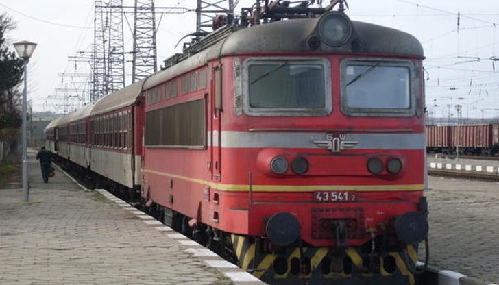 Абонаментните карти важат за пътуване както с пътнически, така и с бърз влак без да се доплаща Абонаментните карти важат за пътуване както с пътнически, така и с бърз влак без да се доплаща