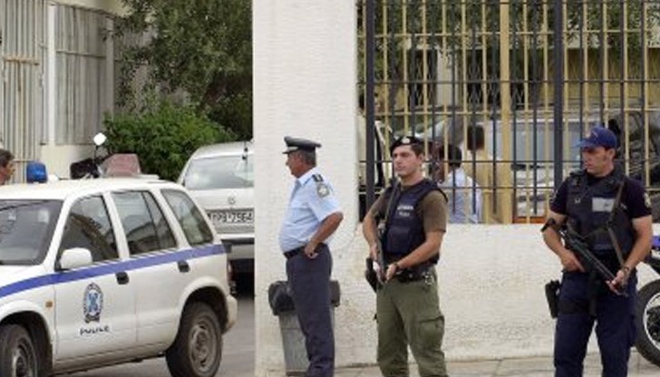 Инцидентът стана в сряда в атинския квартал Колонаки, близо до дома на министерската дъщеря