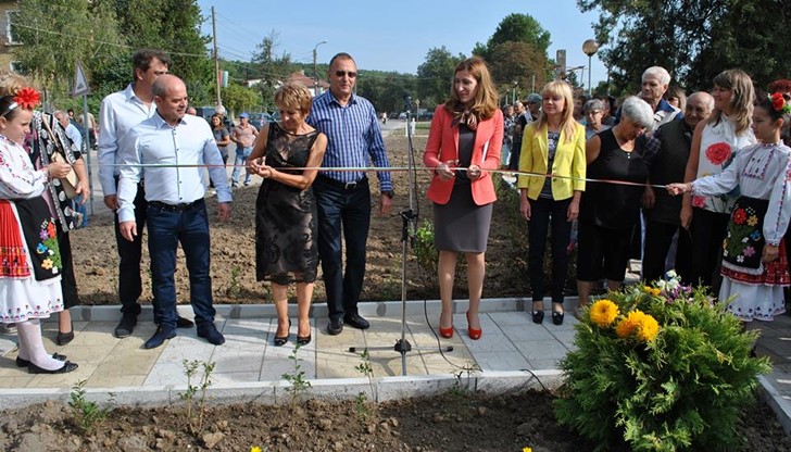 Проектът е изпълнен с доброволен труд на живущите в селото и с дарени средства