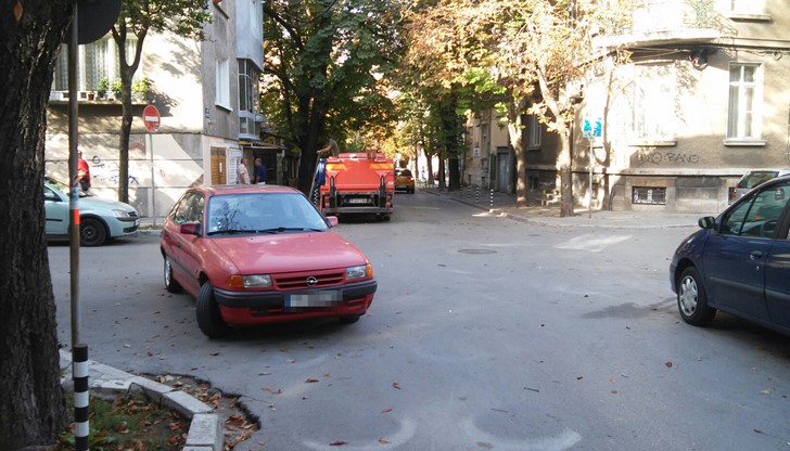 На втората снимка се вижда и водача, който говори с една жена