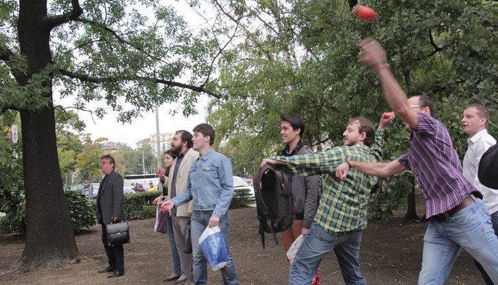 Николай Колев – Босия и още четирима протестиращи бяха задържани пред парламента Николай Колев – Босия и още четирима протестиращи бяха задържани пред парламента