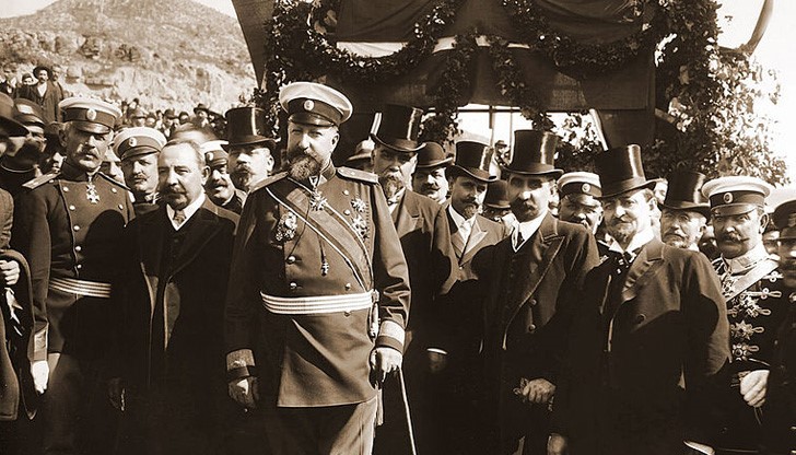 На снимките - Фердинад I с правителството в Деня на Независимостта, Манифестът и президентът  Плевнелиев с гости на президентството, дошли да видят Манифеста