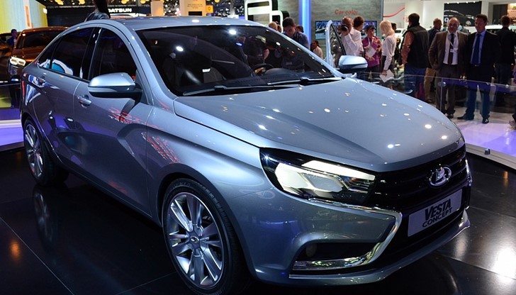 Първият сериен модел на Lada Vesta е тъмно-сивия „Плутон“, оборудван с 1,6-литров руски двигател АвтоВАЗ и механична скоростна кутия на Renault Първият сериен модел на Lada Vesta е тъмно-сивия „Плутон“, оборудван с 1,6-литров руски двигател АвтоВАЗ и механична скоростна кутия на Renault