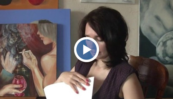 Художничка рисува потрети на Путин и Медведев с гърдите си