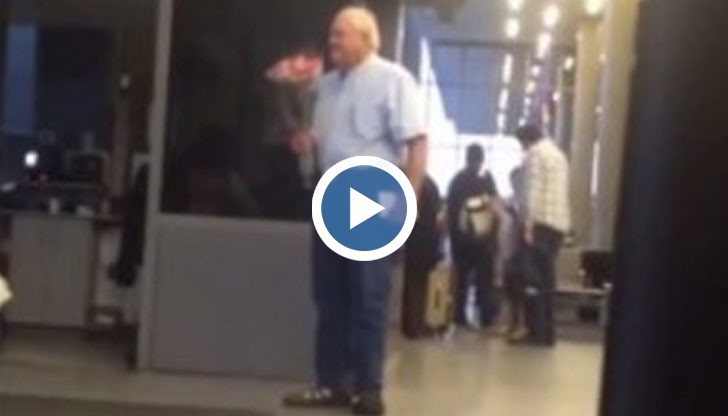 Трогателно: Дядо чака любимата си на летище