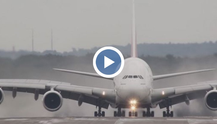 При кацането лайнерът видимо се отклонява от обозначенията на полосата и се призямява вляво от средата й