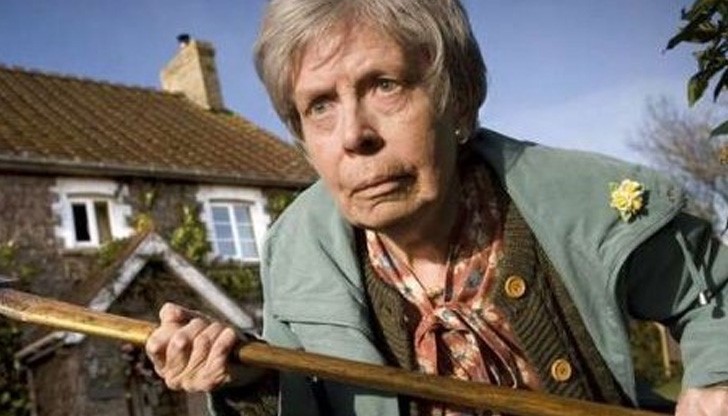 Той започнал да дърпа дамската й чанта, което разгневило бабата и тя започнала да го налага с всички сили с бастун