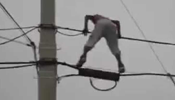 Мъжът вися близо два часа на високия 30 метра стълб и заплашваше да се самоубие