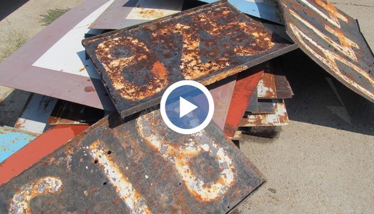 Ежегодно се налага подмяната на 20-ина знака, като всеки от тях гълта по 1000 лева