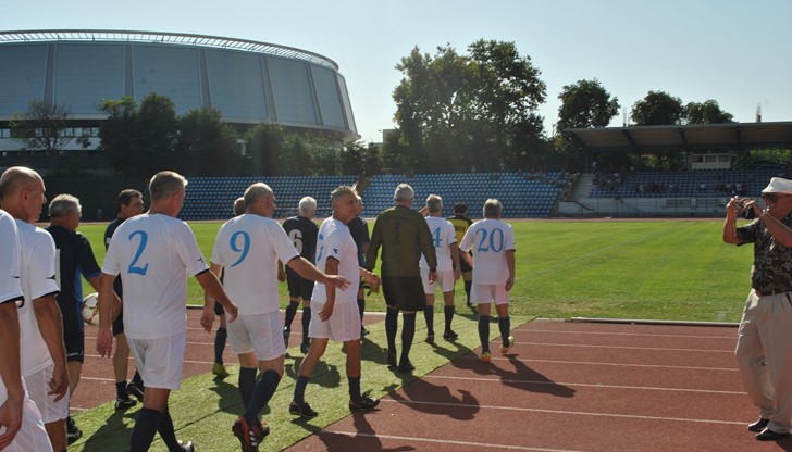 Ветераните от „Дунав“, „Левски“ и ЦСКА излязоха на Градския стадион в Русе, за да отбележат с футболен мач 40 години от легендарната среща между „Дунав“ и „Рома“