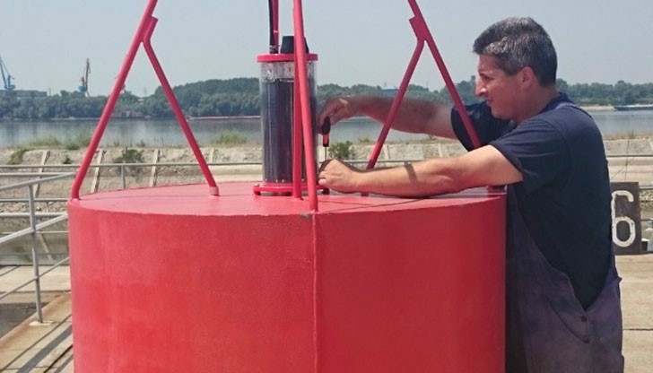 Монтиране на маркираща лампа към плаващ навигационен знак