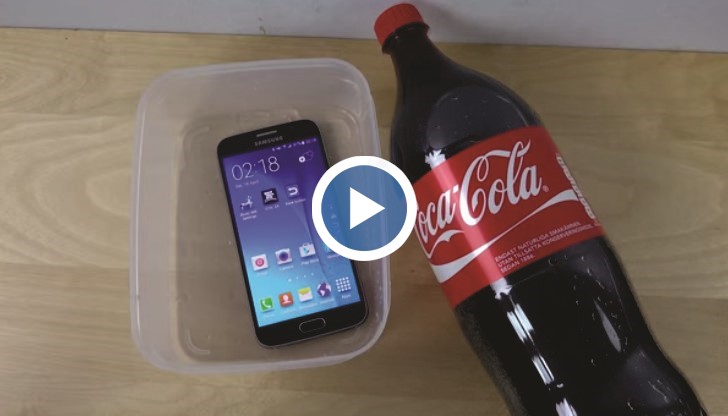 Той потапя телефона си в кола за 2 минути! Когато го извади… НЕ МОГА ДА ПОВЯРВАМ!