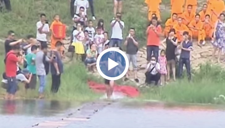 Будисткият монах Ши Лилян (Shi Liliang) пробяга около 125 метра по вода