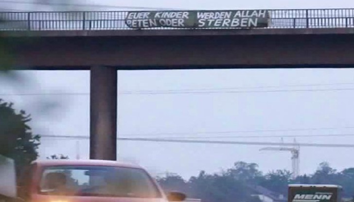 Тя е зловеща Тя е зловеща