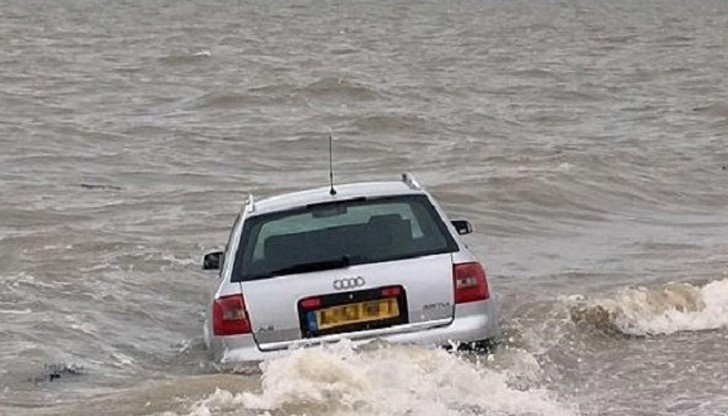 Докато шофьорът бил на разходка, приливът дошъл и колата бързо се оказала под вода