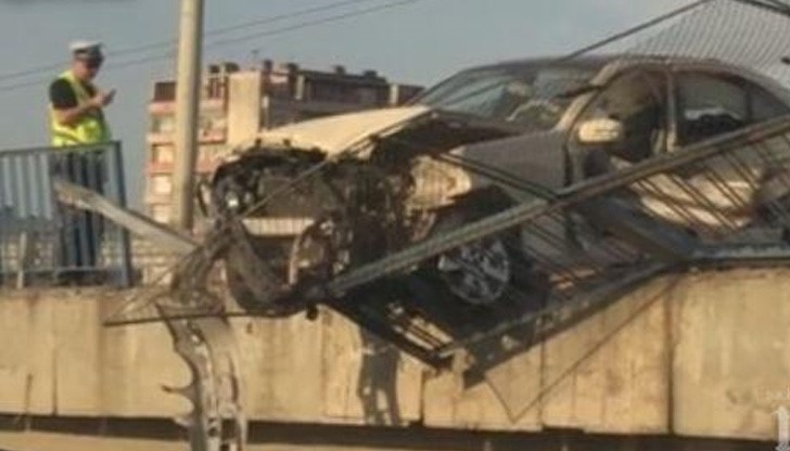 Половината от колата е увиснала в празното пространство, над стария мост в близост до жп линията