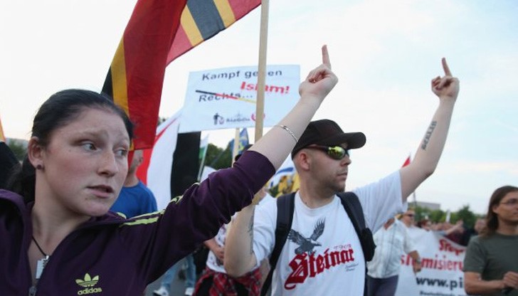 Трима полицейски служители, един демонстрант и минувач са пострадали