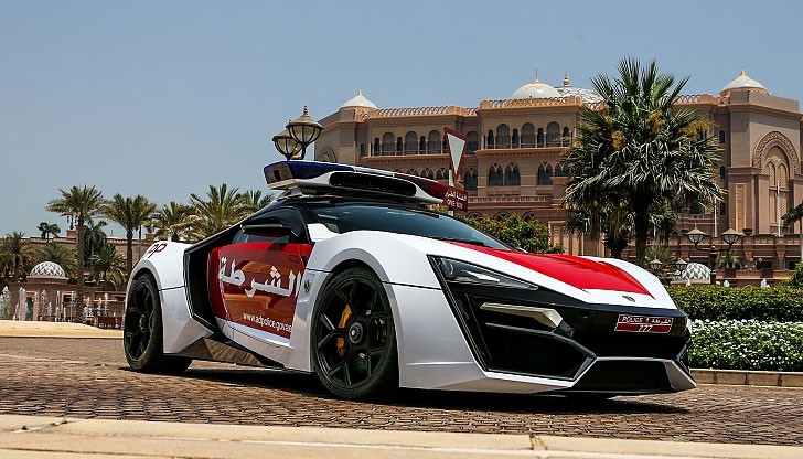 Вероятно сте чели за супер бързите и скъпи спортни автомобили, които са в автопарка на полицейските сили на Абу Даби и Дубай