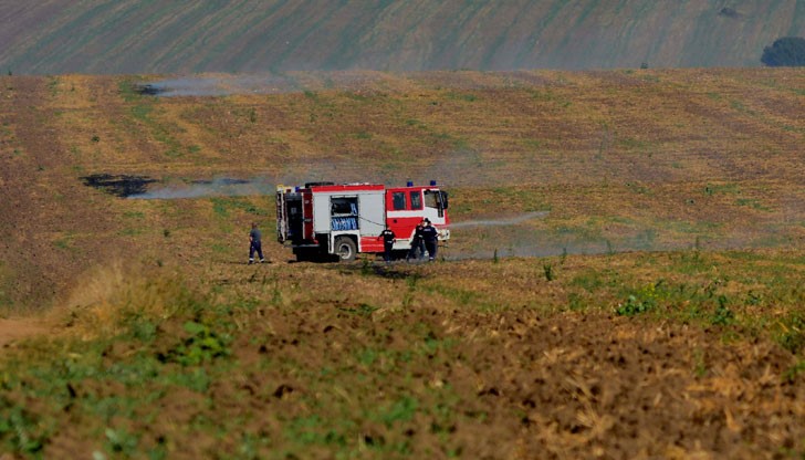 Оказава се, че пожарът е предизвикан с теглена зад селскостопанска машина запалена автомобилна гума в стърнище