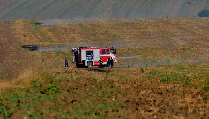 Оказава се, че пожарът е предизвикан с теглена зад селскостопанска машина запалена автомобилна гума в стърнище