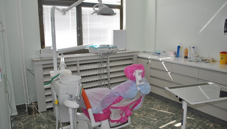 В операционния блок има една операционна и кабинет с две оперативни полета