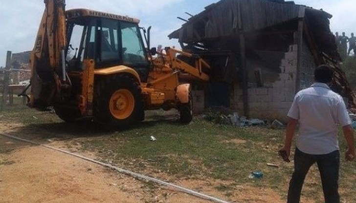 На 7 септември, след антиромските бунтове през юли, българските власти принудително изселиха роми от село Кремиковци в община Гърмен